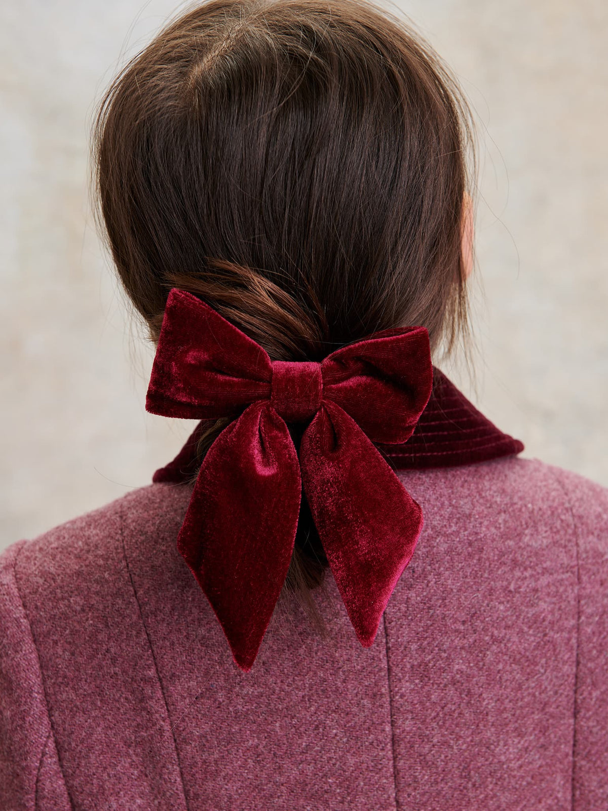 Burgundy Big Velvet Bow Girl Clip | La Coqueta Kids US display picture 1